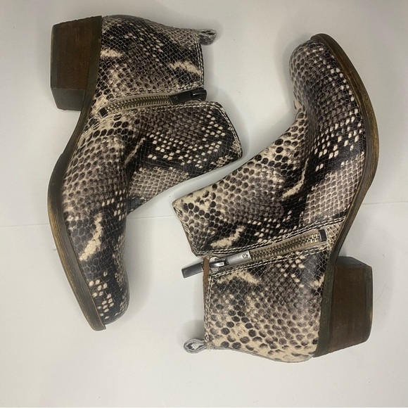 Lucky Brand Basel Almond Toe Ankle Booties Zip Avorio Snake Print size 6 - Picture 5 of 8